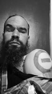 Life trapped between darkness and illusion