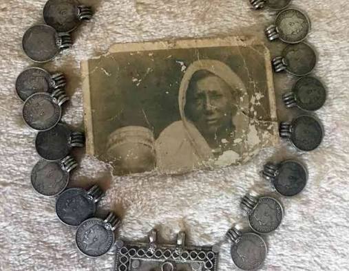 1940-80s :: Woman of Gond Tribe of the Adilabad highlands in present day Telangana. Her forehead is tattooed, and suspended from a solid silver necklace is a bundle of keys. Gond wives