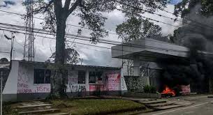 | gobierno anuncia matrícula cero para estratos 1, 2 y 3. Paro Nacional En Colombia Incendian Uri De La Fiscalia General En Popayan Por Presunto Abuso Sexual Policial