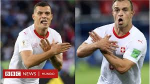 Hablamos de una réplica oficial se la segunda camiseta de la selección suiza de fútbol, y es exactamente igual a la que visten sus jugadores cuando les toca ejercer de visitantes. Rusia 2018 El Aguila Bicefala El Simbolo Nacionalista De 2 Jugadores De Suiza Que Investiga La Fifa Bbc News Mundo
