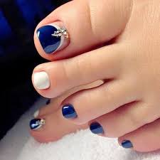 Estas uñas de los pies decoradas con esmalte marrón oscuro y las flores en blanco es fácil de hacer, ya que sólo tenéis que hacer puntos blancos y verdes. Diseno Elegante De Unas Para El Pie Arte De Unas De Pedicura Disenos Pedicura Verano Unas De Pies Sencillas