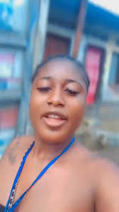 Et pendant ce temps, la danseuse qui avait accompagné l'artiste Ferre Gola  Le Padre à l'Adidas ARENA se donne plaisir de danser sur un repeat otinkela 