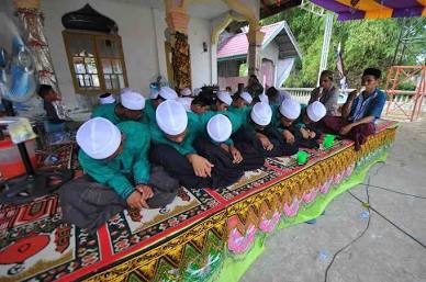 Tradisi pementasan Dikee Molod di meunasah, buatan AI