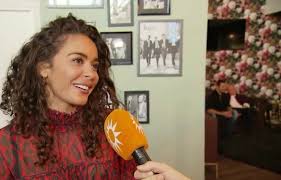 Fajah Lourens Legt Uit Waarom Ze Geen Kinderen Wil Met Haar Vriend Liever Te Dik In De Kist Dan Een Feestje Gemist