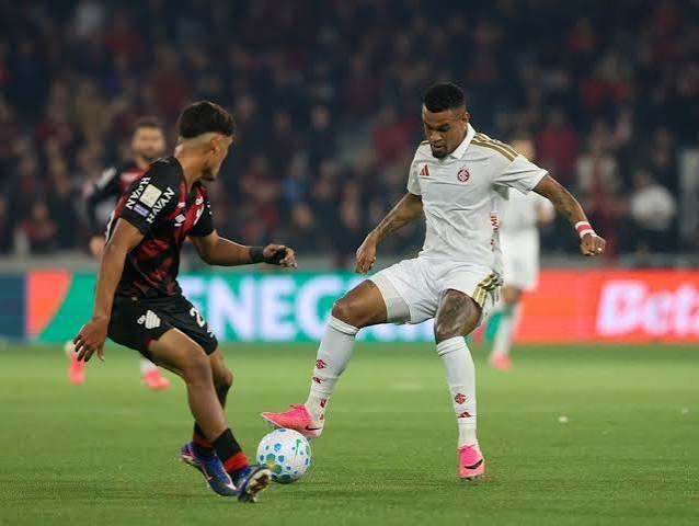 Inter falha defensivamente e perde para o Athletico por 2 a 0 na Arena da Baixada