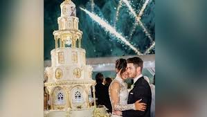 Mengenakan gaun pengantin putih dan kemudian, lehenga merah. Mewah Ini Dia Kue Pengantin Priyanka Chopra Dan Nick Jonas