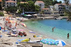 A soli 4 km dalla città di hvar, sulla costa meridionale dell'isola, si arriva al paese di milna. Milna Island Hvar Apartments Visit Hvar