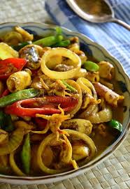 Masukkan sotong ke dalam kuali dan gorengnya. Sotong Goreng Kunyit Kegemaran Bak Dapur Tanpa Sempadan