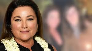 Keely shаye smith, also known as keely shaye brosnan, is an american journalist, author, host/correspondent and actress. Keely Shaye Smith Neues Foto Mit Ihrem Schonen Sohn Und Sie Zeigt Ungewohnt Viel Dekollete Youtube