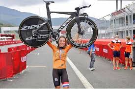 Van vleuten, who entered the race as one of the favorites, lamented the lack of earpieces for her premature. Kipf7aewvfrjlm