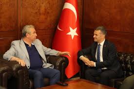 Ankara büyükşehir belediye başkanı mansur yavaş'a katıldığı canlı yayında, cumhurbaşkanlığı anketlerinde isminin üst sıralarda çıkması soruldu. Mansur Yavas Baskan Biyik I Ziyaret Etti
