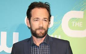 De acteur maakte in 2014 een einde aan zijn leven. Beverly Hills Acteur Luke Perry 52 Is Overleden Nieuws365