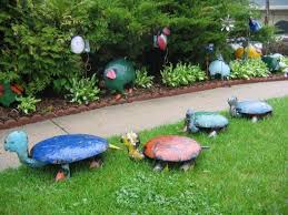 10 Creative And Unique Small Garden Decor Ideas Simphome Homemade Garden Decorations Small Garden Design Diy Garden