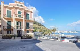 The historic little fishing port has a very picturesque location, below steep mountain slopes, with a handsome curved. Ferienwohnung Castellammare Del Golfo Italien Novasol