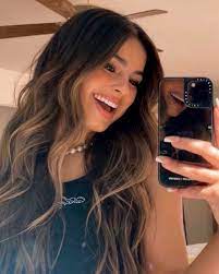 Addison Rae Wears Nialaya I Beaded Choker With Baroque White Pearls Cheveux Beaute Balayage Cheveux Bruns Couleur Pour Brune