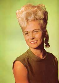 35 Interesting Vintage Snapshots Of 1960s Women With Bouffant Hairstyle Vintage Everyday Bouffant Hair Hairstyle Big Hair