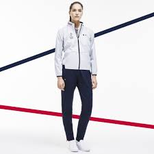 Le symbole olympique, communément appelé anneaux olympiques à travers le monde, est pour des milliards d'individus l'ambassadeur visuel de l'olympisme. Lacoste Devoile Les Tenues Officielles De L Equipe De France Olympique Pour Les Jo De Rio 2016 Sportbuzzbusiness Fr