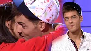 Lukas le hace la cobra a Carolina