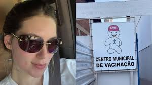 Virginia Fonseca leva o filho para tomar vacina em posto público
