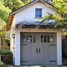 Pour Ceux Qui Ne Souhaitent Pas Motoriser Leur Porte De Garage Voici Une Des Options Possibles La Porte De Gara Porte Garage Design Garage Porte Garage Bois