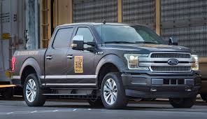 Огромная кабина возвышается над асфальтом сантиметрах в тридцати. Elektrischer Ford F 150 Zieht 10 Eisenbahnwagen Video Ecomento De