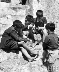 Hoy te proponemos un pequeño viaje al pasado, una mirada hacia atrás recordando aquellos juguetes. Ninos De La Calle Jugando A Las Cartas En Cetara Italia En 1947 Alfred Eisenstaedt Life Juegos De Calle Juegos Ninos Jugando