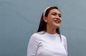 Pesona shandy aulia memang tak terbantahkan. Gendong Satu Tangan Bayinya Diajak Jalan Ke Mal Shandy Aulia Dikritik Matamata Com