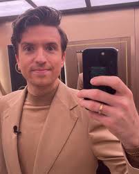 Back in my lift for one last week…who's gonna win? The FINAL week of Rise  And Fall starts tonight at 10pm and ends THURSDAY… It gets VERY tense…