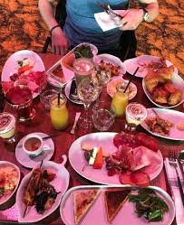 L'endroit se transforme au fil de la soirée, selon qu'on soit à l'apéritif, au repas ou au bar. Brunch De La Biche Photo De Ma Biche Sur Le Toit Toulouse Tripadvisor
