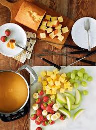 Fondue A L Erable Et Au Gingembre Ricardo Recipe In 2020 Oven Baked Apple Recipes Dessert Dips