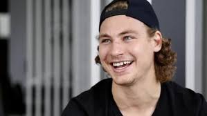 Tampa bay lightningin tulokashyökkääjä yanni gourde kirjoitti lauantain vastaisena yönä huimaa. Champion De La Coupe Stanley Yanni Gourde Encore Sur Un Nuage Radio Canada Ca