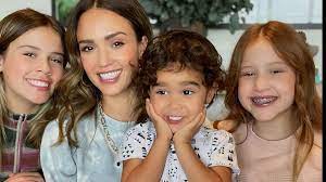 Jessica alba + taylor swift. Jessica Alba Staunt Tochter 13 Ist Schon Grosser Als Sie Promiflash De