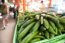 Los pepinos son una hortaliza rica en agua y otros nutrientes importantes que aportan increíbles beneficios. Beneficios Del Pepino