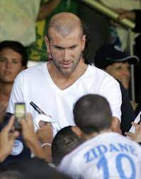 Als sohn von vater smail zidane und mutter malika zidane erlangte er im jahr 2021 als fußballer & trainer berühmtheit zum beispiel für juventus, real madrid, french national football team. Zidanes Kopfstoss Deine Schwester Ware Mir Lieber Fussball Faz