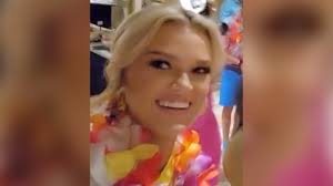 Taylor Swift plants sweet kiss