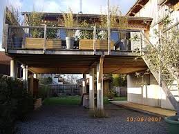 Sur Le Site On Voit La Maison De Face Et L Interieur Maison Maison De Vacances Jardin Maison