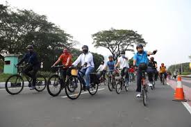 Road, kerb, grout, no u turn, roadblock, road laws, gi railing. Anies Sindir Pesepeda Road Bike Tolong Agar Bijak Berkendara