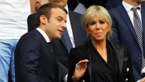 Οι δύο ύποπτοι είναι 28 ετών και κατάγονται από την περιφέρεια drome της νοτιοανατολικής γαλλίας. Korwnoios Se Karantina Kai H Syzygos Toy Emanoyel Makron Mprizit