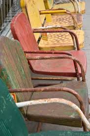 How To Spray Paint Metal Chairs Tips Step By Step Diy Sunlitspaces Com Painted Metal Chairs Old Metal Chairs Metal Chairs