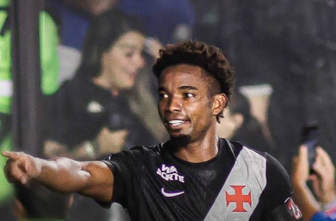 Vasco faz o dever de casa, vence o Athletico e sobe na tabela
