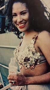I Love How Her Wedding Ring Looks In The Picture Selena Quintanilla Selena Selena Quintanilla Perez