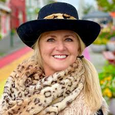 Adela Santos arranged an anniversary cake waiting for us.