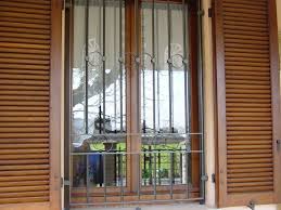 Costruiamo su misura, finestre, grate di sicurezza, sia fisse che apribili, inferriate, persiane blindate, cancelli pedonali, cancelli carrabili, lavorazione artigianale in ferro battuto, vetrine per negozi, ringhiere, recinzioni, scale, utilizziamo ferro pieno tubolare, quadrello, occhio forato, carpenteria metallica. Inferriate Di Sicurezza A Lissone Monza E Brianza Arosio Srl