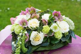 Blumen Herz Fur Die Tischdeko Der Hochzeit Blumengestecke Blumen Gestecke Blumen