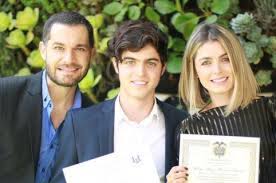 Jun 17, 2021 · con una recopilación de videos, la modelo y presentadora cristina hurtado y su esposo, el actor josé narváez, mostraron la forma en cómo sus hijos, familiares, amigos e incluso los participantes de un reality se enteraron de la noticia de su embarazo. Hijo De Cristina Hurtado Se Fue A Estudiar A Miami