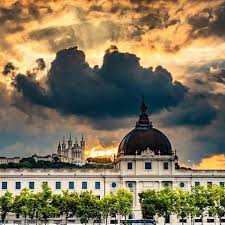 Epingle Par Francoisyogesh Sur Lyon Les Insolites En 2020 Yoga Lyon Yoga Toulouse Yoga Nantes