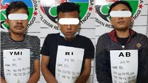 Seorang kepala mts dan pacar gelapnya ditangkap polisi usai pesta sabu di cianjur. Kasus Penyalahgunaan Narkoba 3 Pemuda Di Bukittinggi Ditangkap Polisi Bagian 1