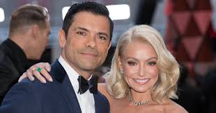 Kelly ripa and husband mark consuelos are celebrating the holiday with a sweet christmas card featuring their three children. Kelly Ripa Comments On Mark Consuelos Penis Size After Tight Pants Photo Newsopener