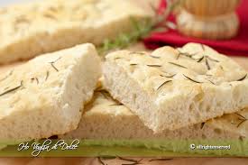 Ecco la focaccia al rosmarino servita in tavola! Focaccia Al Rosmarino