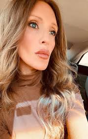 Ann Dove's Instagram, Twitter & Facebook